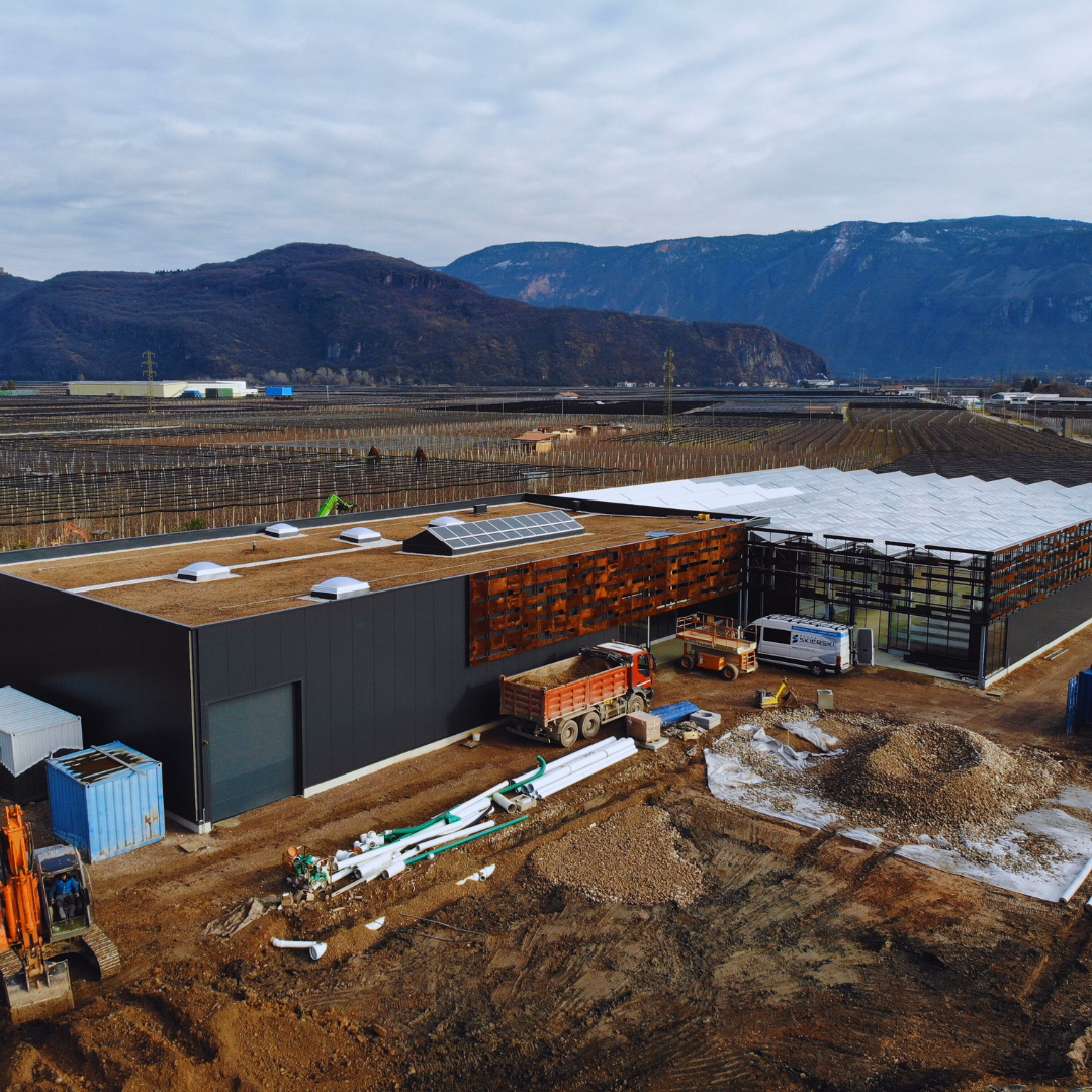 budowa wolnostojącego centrum ogrodniczego Garden Paradise: hala z płaskim dachem i elewacją z blachy Corten połączona z przeszkloną częścią