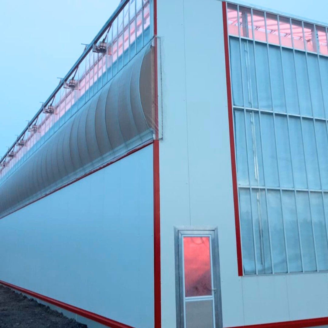 Ściany szklarni z systemem wentylacji i przeszkleniem bocznym.