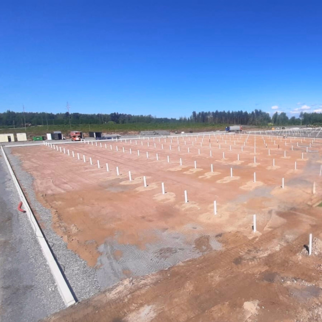 Przygotowanie terenu i palowanie pod szklarnię do uprawy pomidorów.