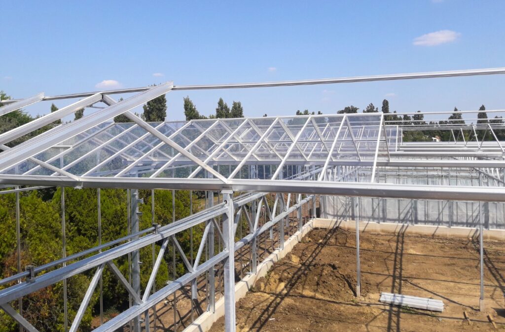 Fragment dachu szklarni szklanej z konstrukcją pod przeszklenia.