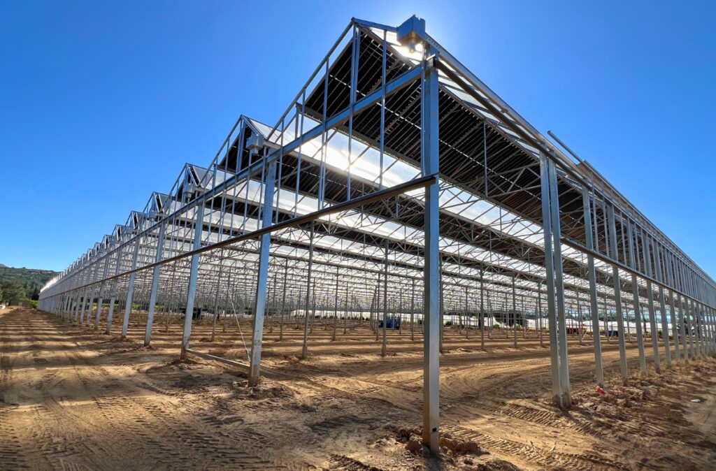 Konstrukcja szklarni zintegrowana z instalacją paneli fotowoltaicznych - etap montażu dachu.