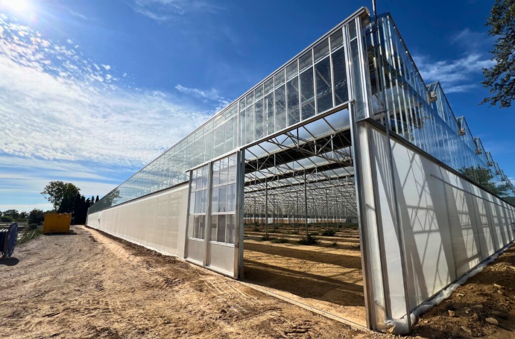 Zamknięta bryła szklarni po montażu ścian bocznych i elementów elewacyjnych.