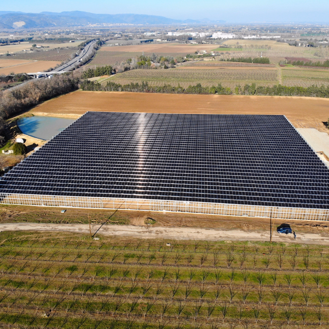Gotowa szklarnia fotowoltaiczna - widok z lotu ptaka.