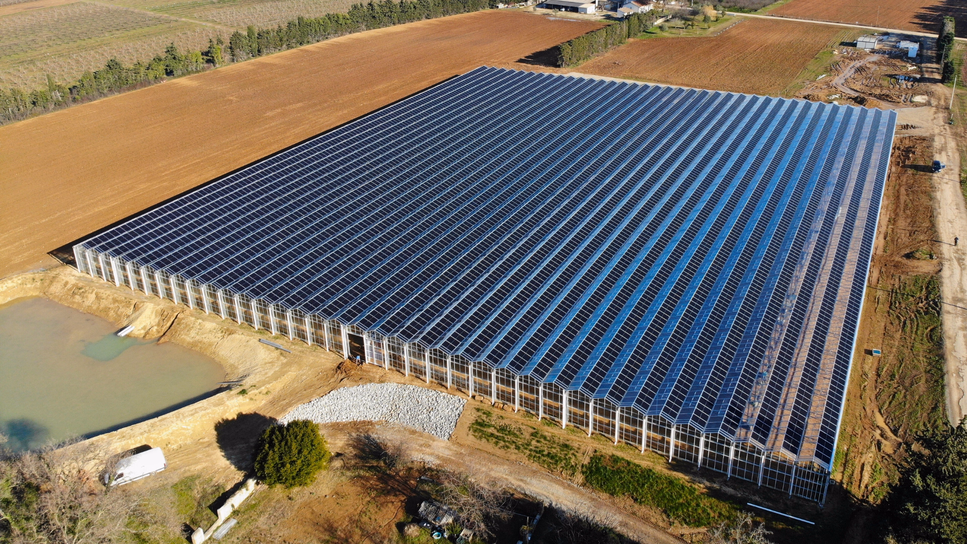 Gotowa szklarnia fotowoltaiczna - widok z lotu ptaka.