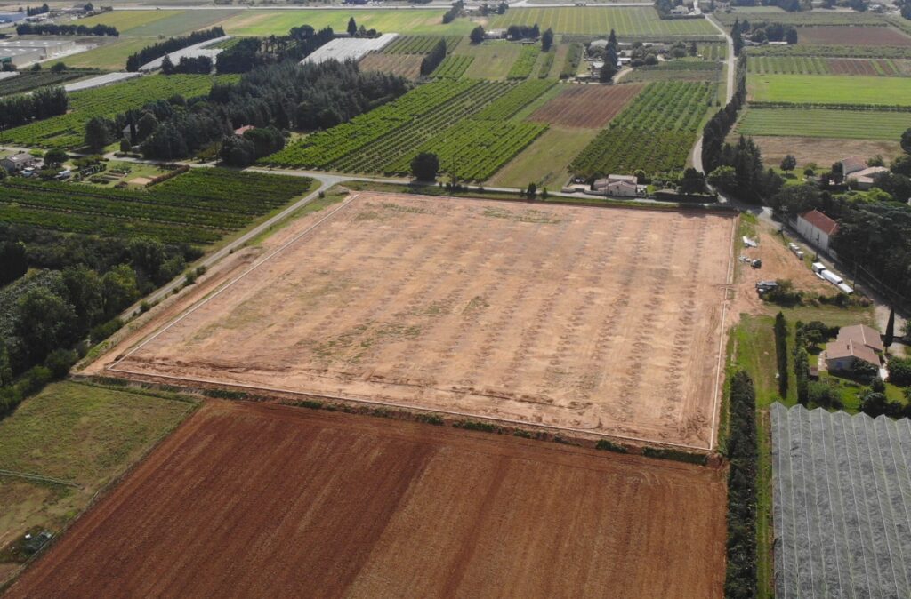 Przygotowanie terenu pod szklarnię fotowoltaiczną przed budową.