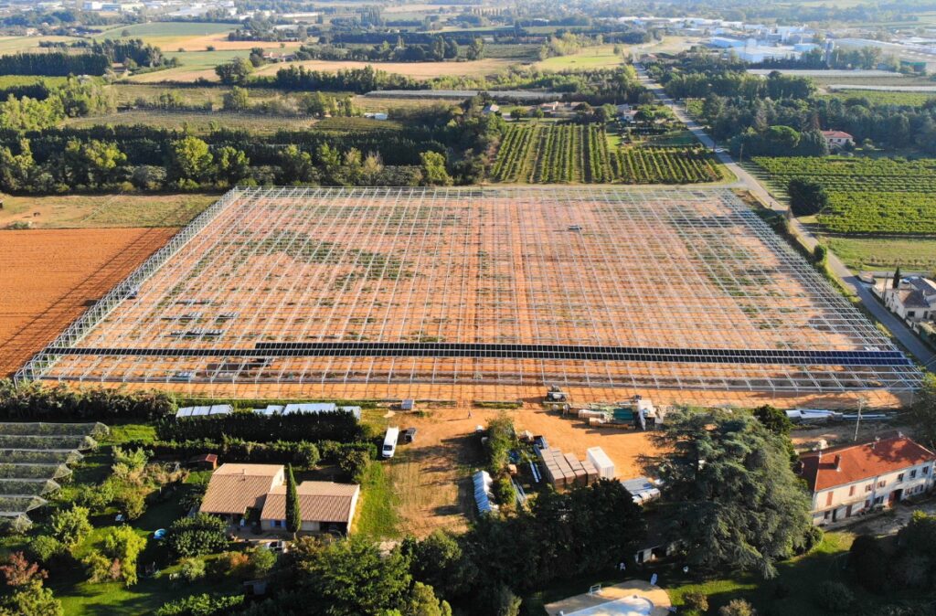 Szklarnia fotowoltaiczna w trakcie montażu - widok z drona.