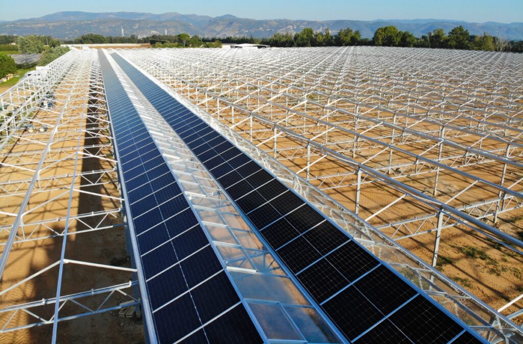 Montaż paneli na szklarni fotowoltaicznej.