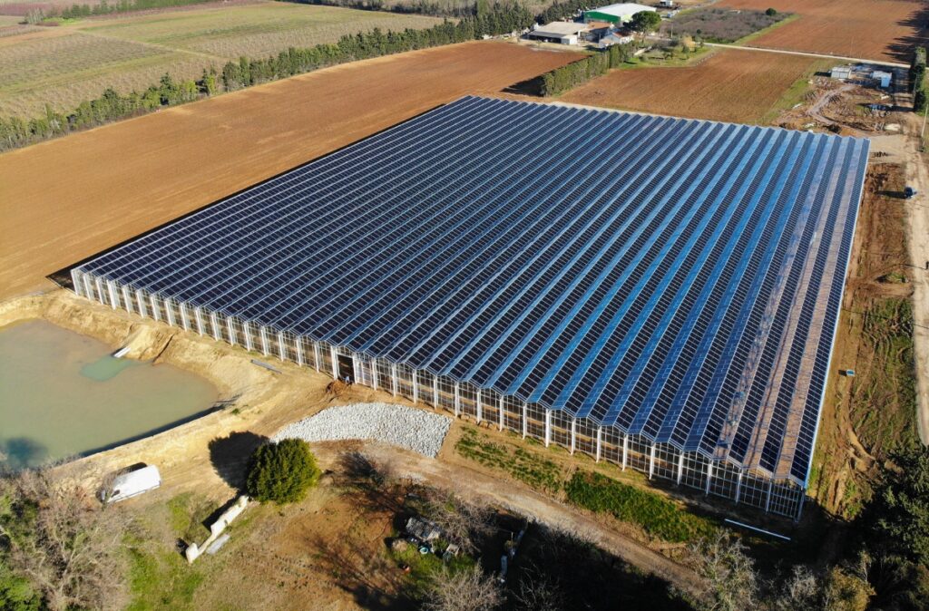 Gotowa szklarnia fotowoltaiczna - widok z lotu ptaka.