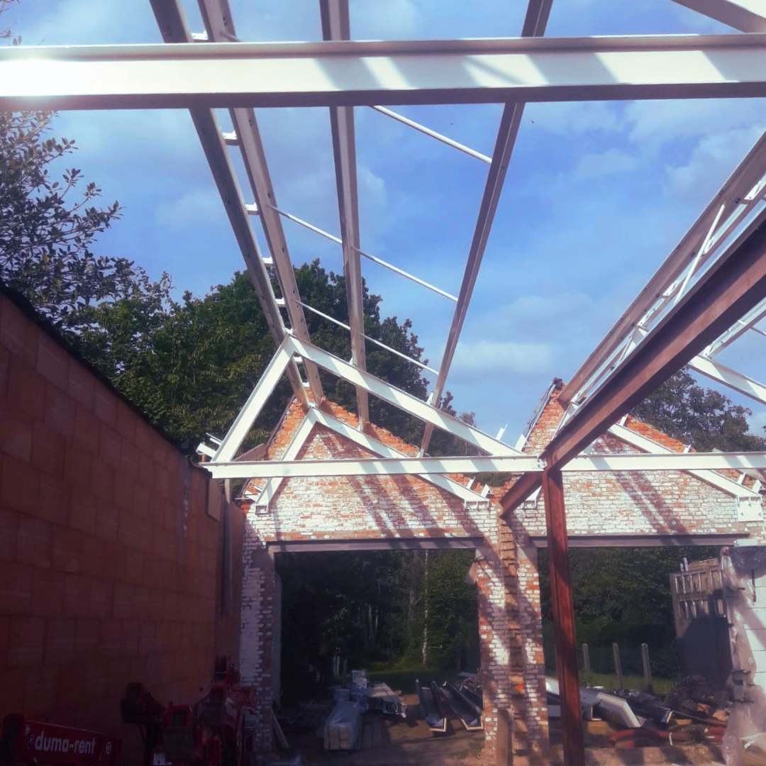 Nowoczesne centrum ogrodnicze Jolien Fleurent we Francji – widok gotowego obiektu handlowo-ogrodniczego z przeszkloną konstrukcją.