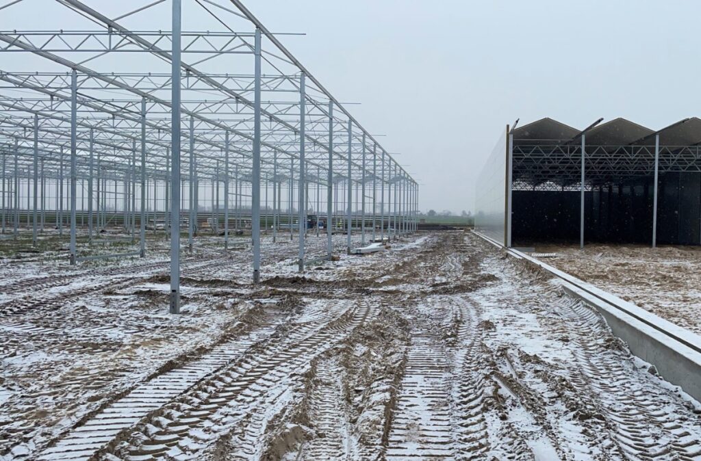 Montaż konstrukcji szklarni w warunkach zimowych.