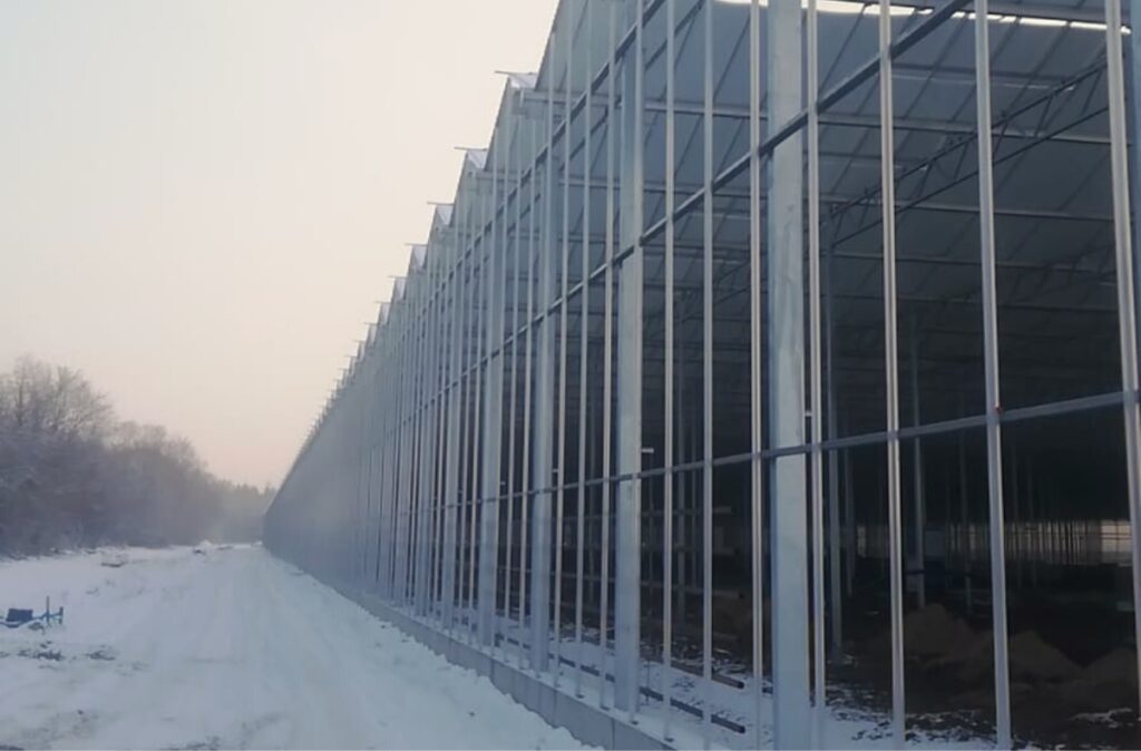 Obudowa szklarni w trakcie montażu.