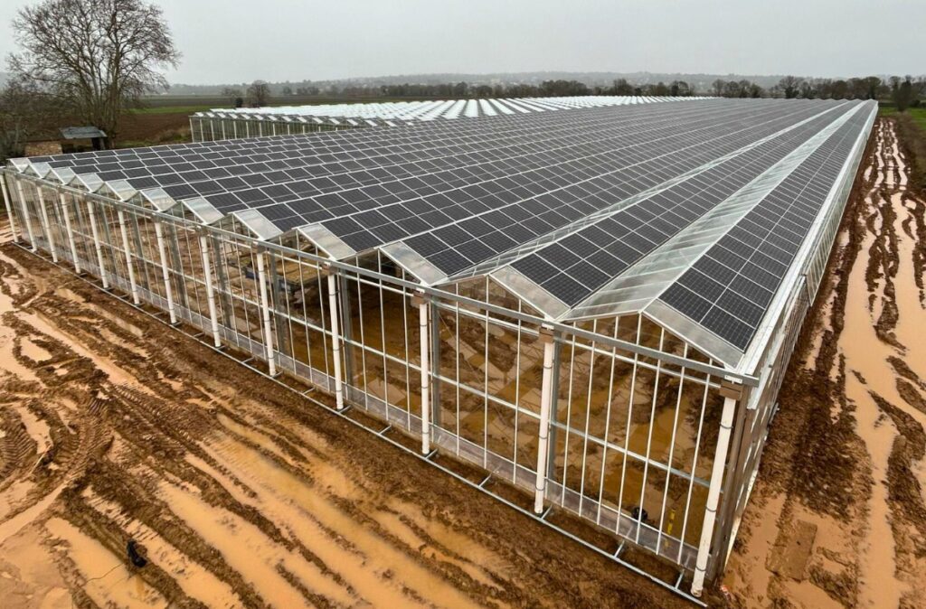 Zabudowa dachu i montaż paneli w szklarni fotowoltaicznej – etap zamykania obiektu.