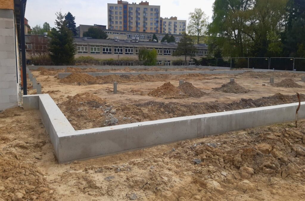 Przygotowanie terenu i wykonanie fundamentów pod szklarnię doświadczalną.