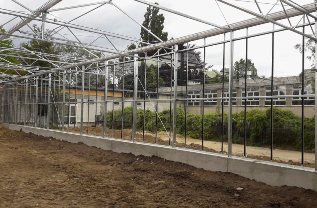 Rozbudowa konstrukcji szklarni w bezpośrednim sąsiedztwie zabudowy szkolnej.