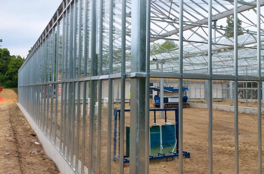 Montaż ścian bocznych i podział obiektu na mniejsze strefy badawcze.