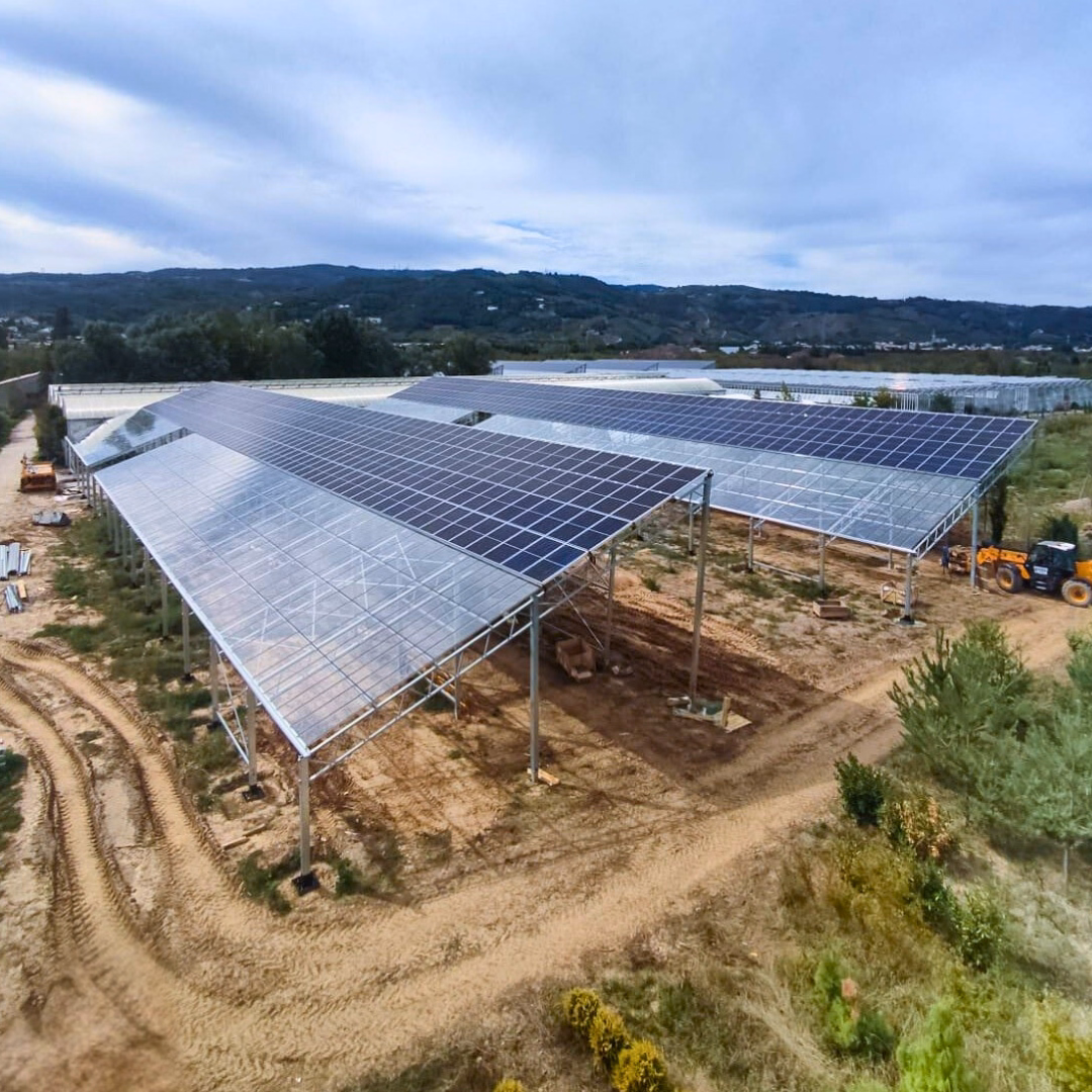 Szklarnia fotowoltaiczna w trakcie realizacji, ujęcie z góry.