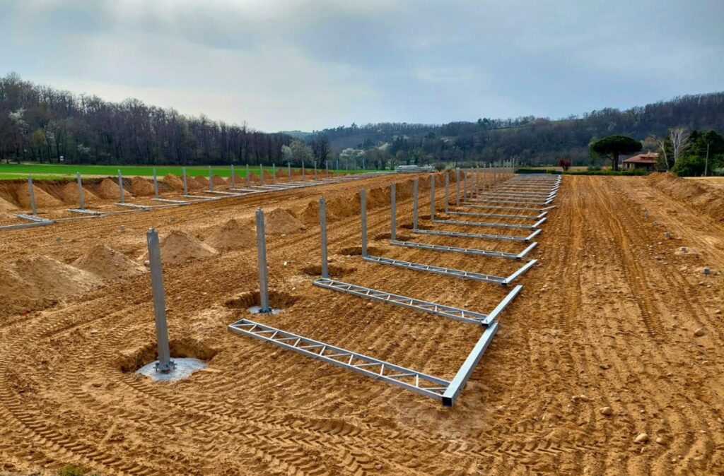 Przygotowanie terenu i fundamentów pod realizację szklarni agrofotowoltaicznej.