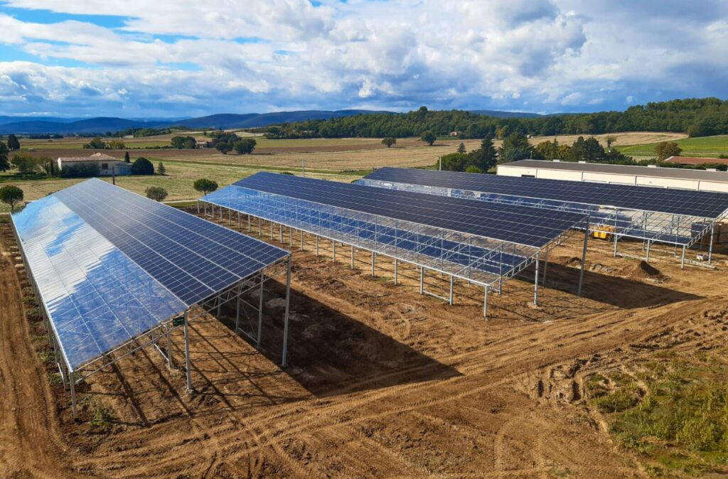 Zrealizowane szklarnie agrofotowoltaiczne w krajobrazie rolniczym.