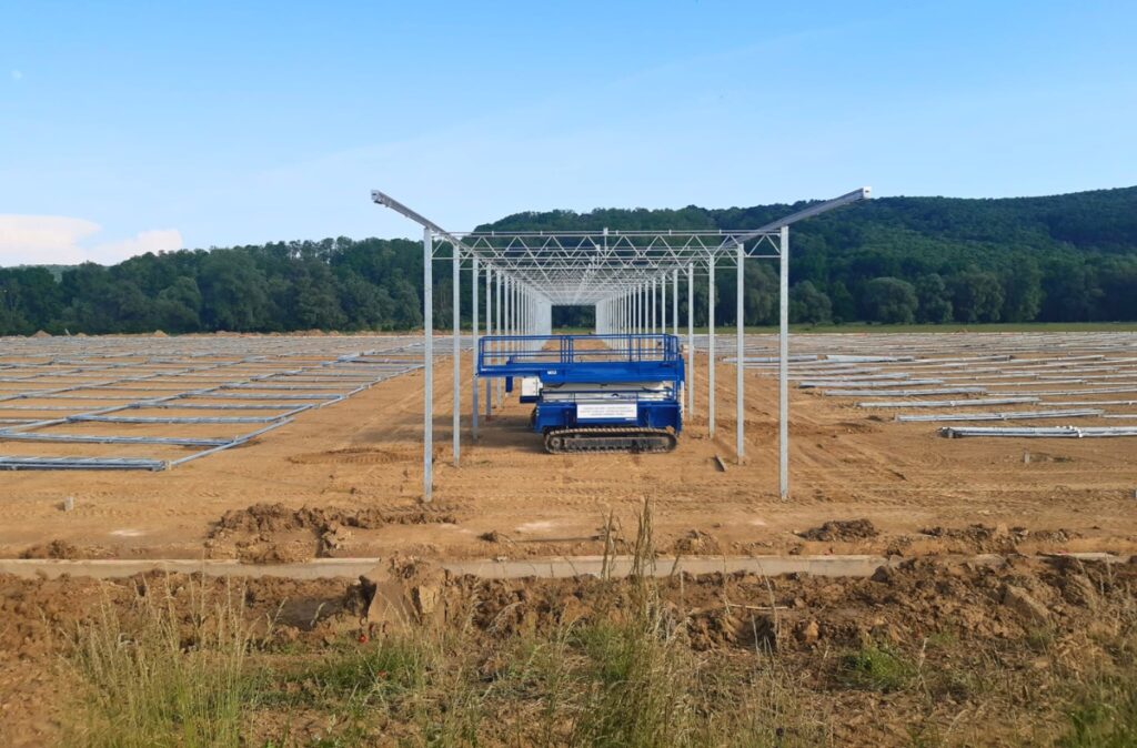 Montaż pierwszych elementów konstrukcji szklarni.