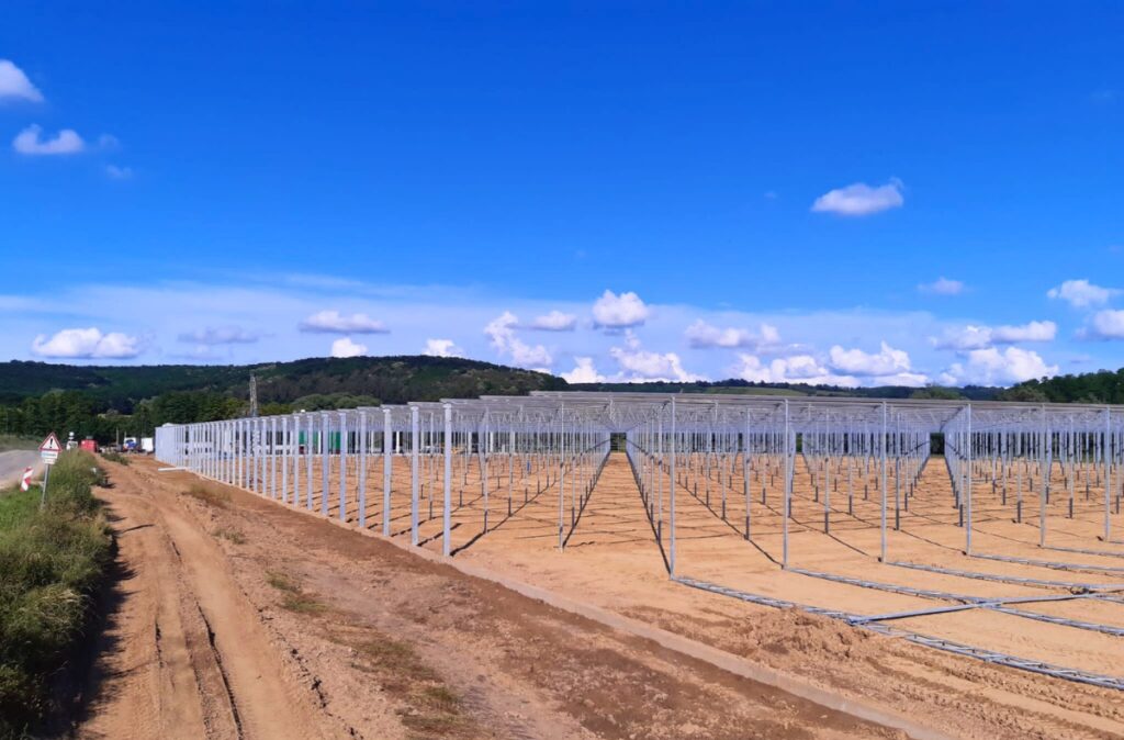 Konstrukcja szklarni produkcyjnej w trakcie montażu