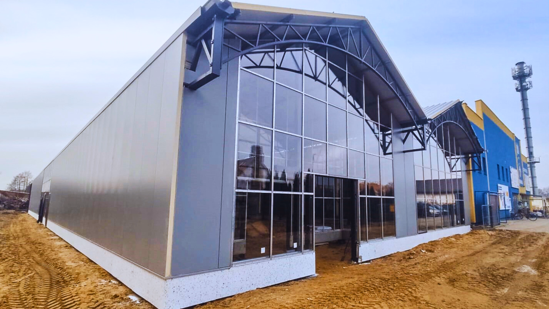 Centrum ogrodnicze Mrówka Międzyrzecz – nowoczesna hala ogrodowa z przeszkloną elewacją i dachem dwuspadowym.