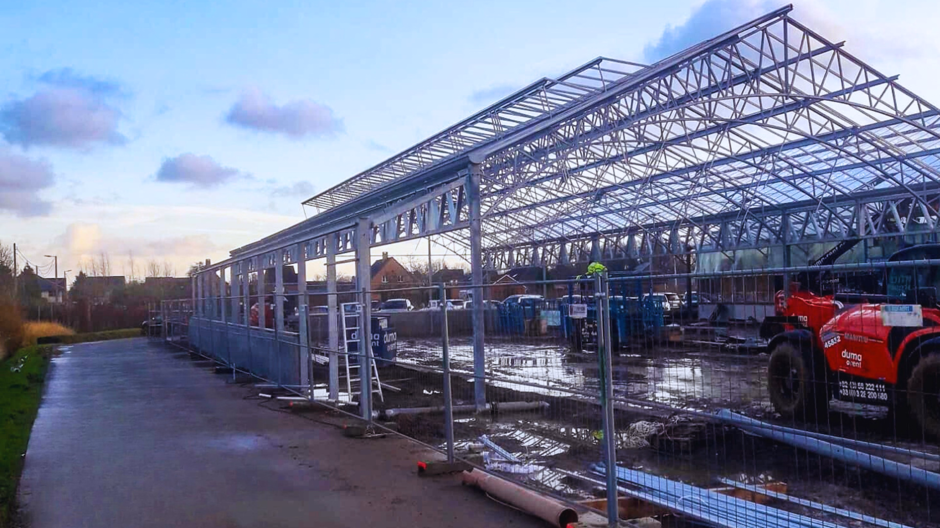 Konstrukcja stalowa szklarni szerokonawowej w trakcie budowy centrum ogrodniczego Thiels Garden Center w Heist-op-den-Berg w Belgii.