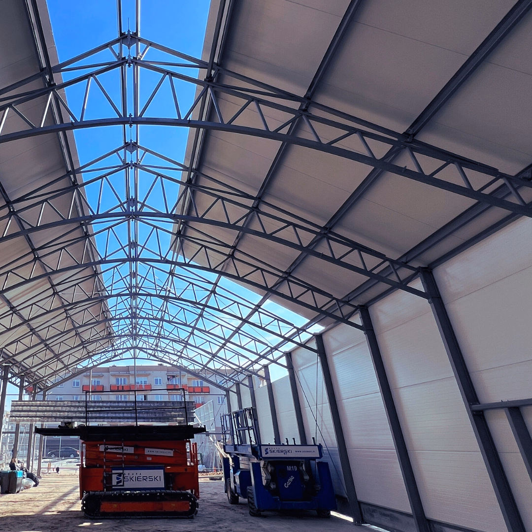 Materiały zastosowane w realizacji Bricomarché – konstrukcja stalowa, płyty elewacyjne oraz elementy szklarniowe.