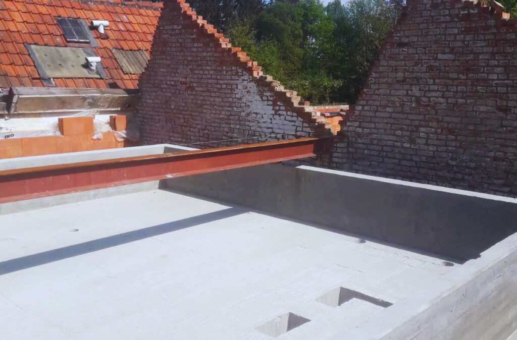 Budowa centrum ogrodniczego Jolien Fleurent w Sint-Pauwels – widok konstrukcji szklarniowej na etapie realizacji inwestycji.