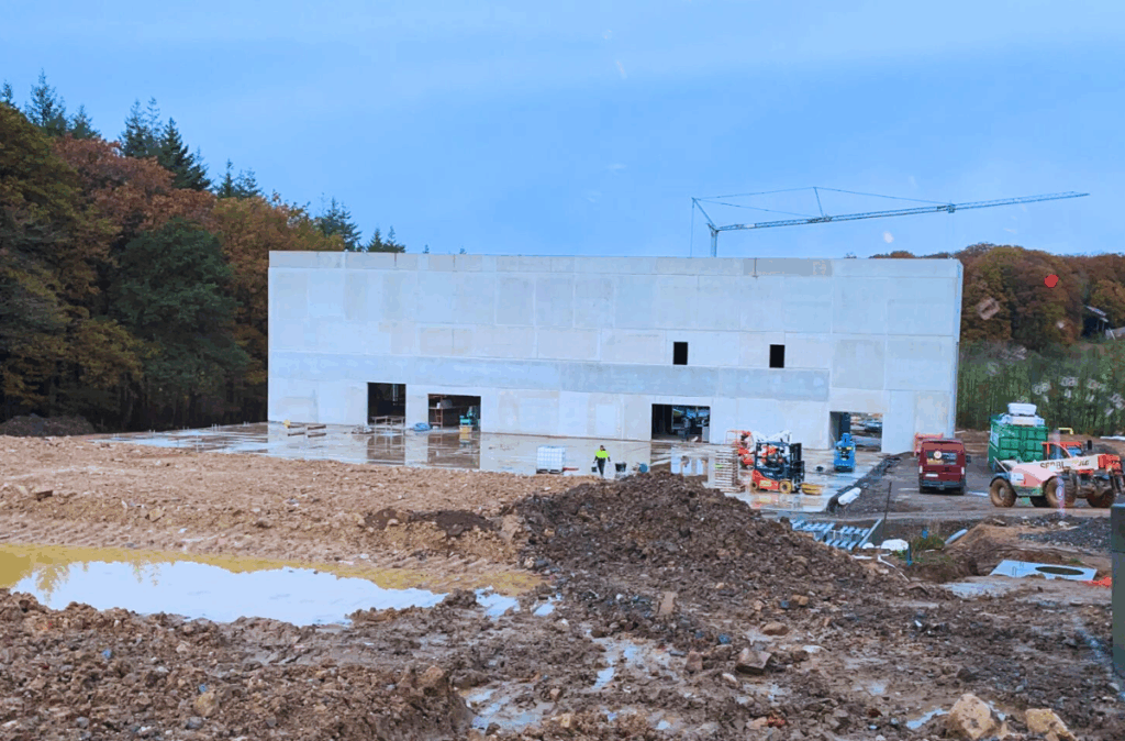 Rozpoczęcie realizacji centrum ogrodniczego Theux – przygotowanie terenu pod montaż konstrukcji.