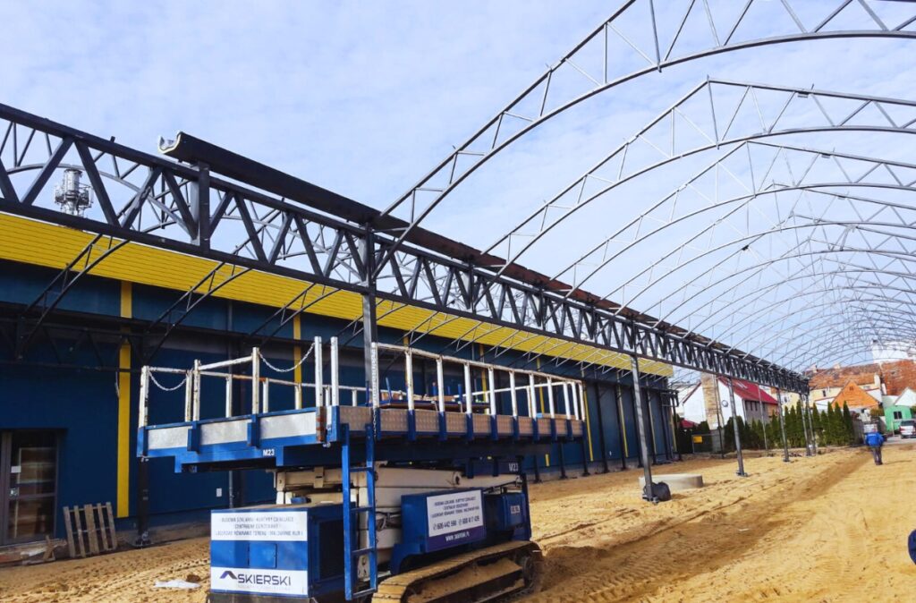 Centrum ogrodnicze Mrówka Międzyrzecz – prace montażowe konstrukcji hali ogrodowej.
