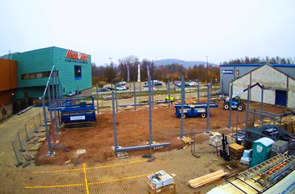 Budowa hali ogrodowej Mrówka Wałbrzych – etap montażu słupów i elementów nośnych.