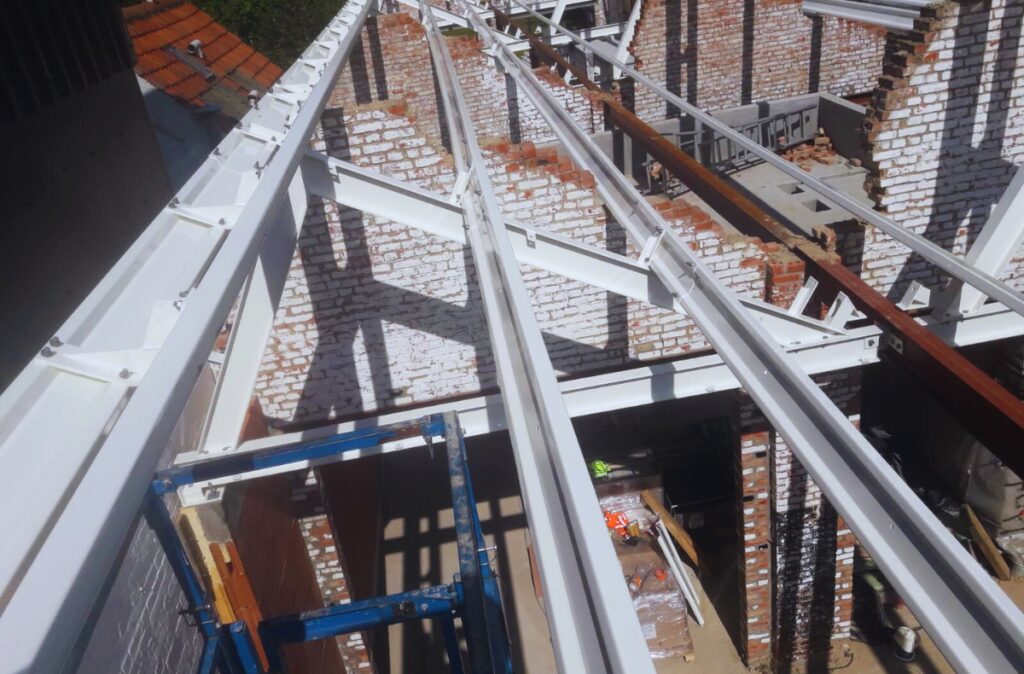 Szklarnia handlowa Jolien Fleurent – prace montażowe przy przeszkleniach i dachu obiektu.