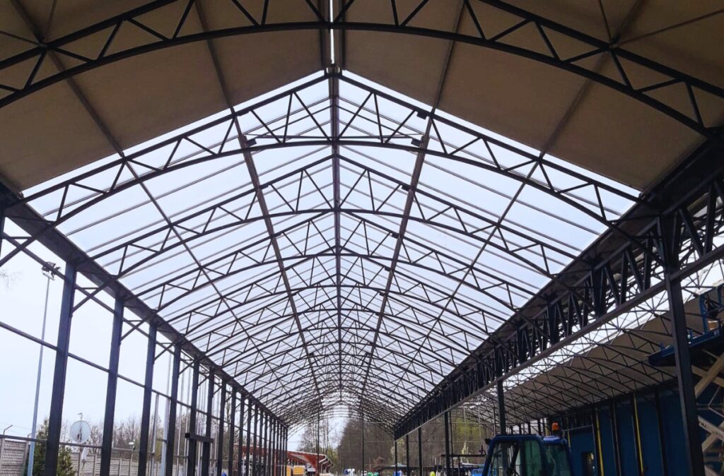 Centrum ogrodnicze Mrówka Międzyrzecz – stalowa konstrukcja hali ogrodowej z dachem dwuspadowym.