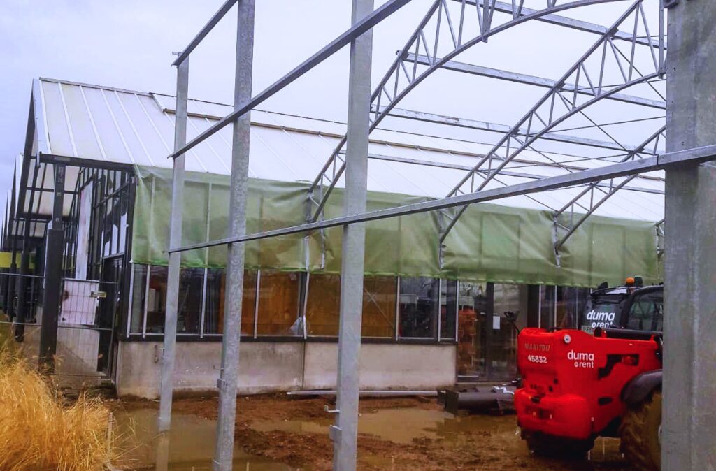Połączenie konstrukcji szklarniowej z istniejącą zabudową centrum ogrodniczego Thiels Garden Center.