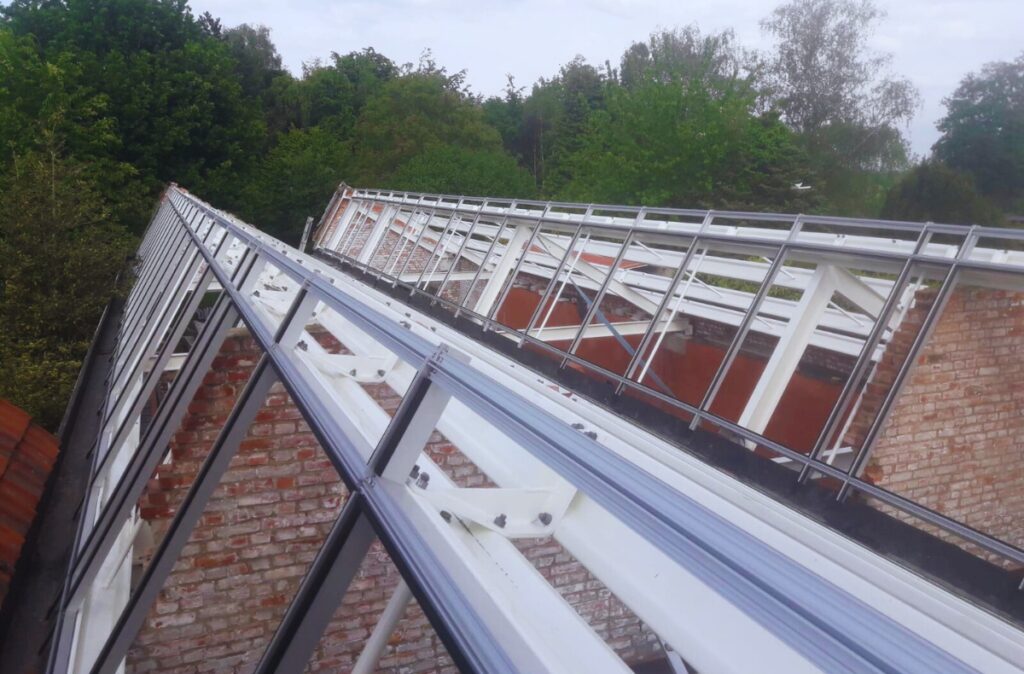 Wnętrze centrum ogrodniczego Jolien Fleurent – przestrzeń sprzedażowa z dostępem do naturalnego światła.