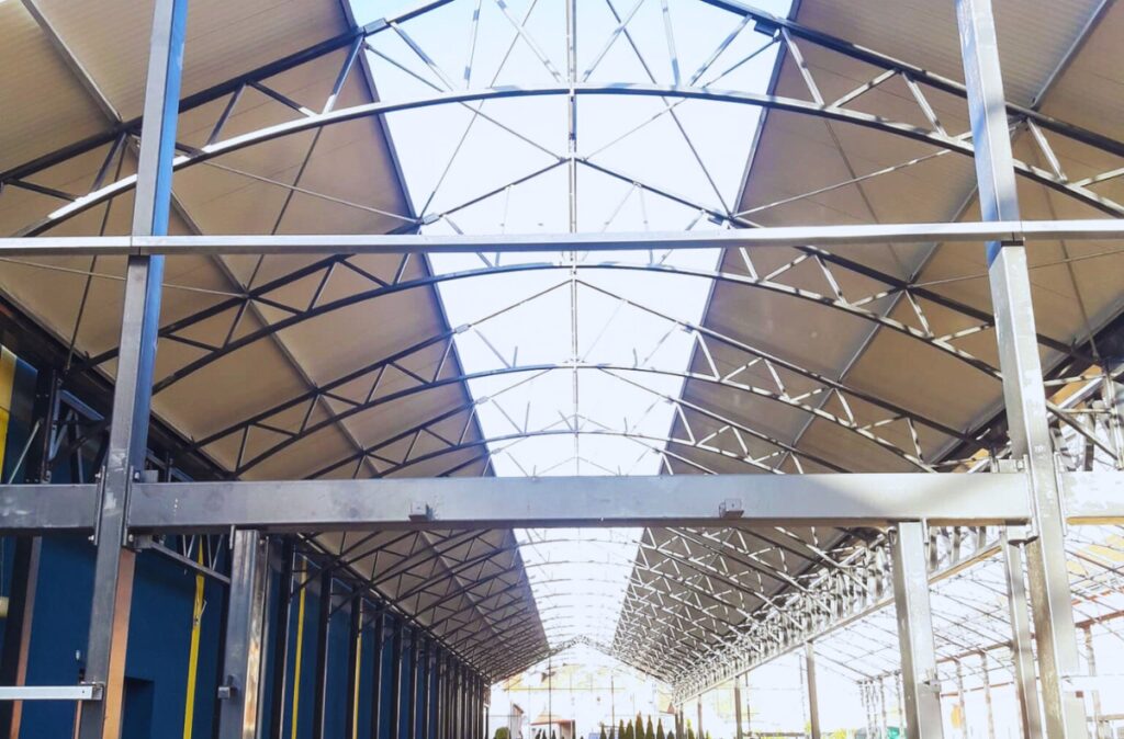 Konstrukcja stalowa hali ogrodowej Mrówka Międzyrzecz – widok wnętrza w trakcie realizacji.