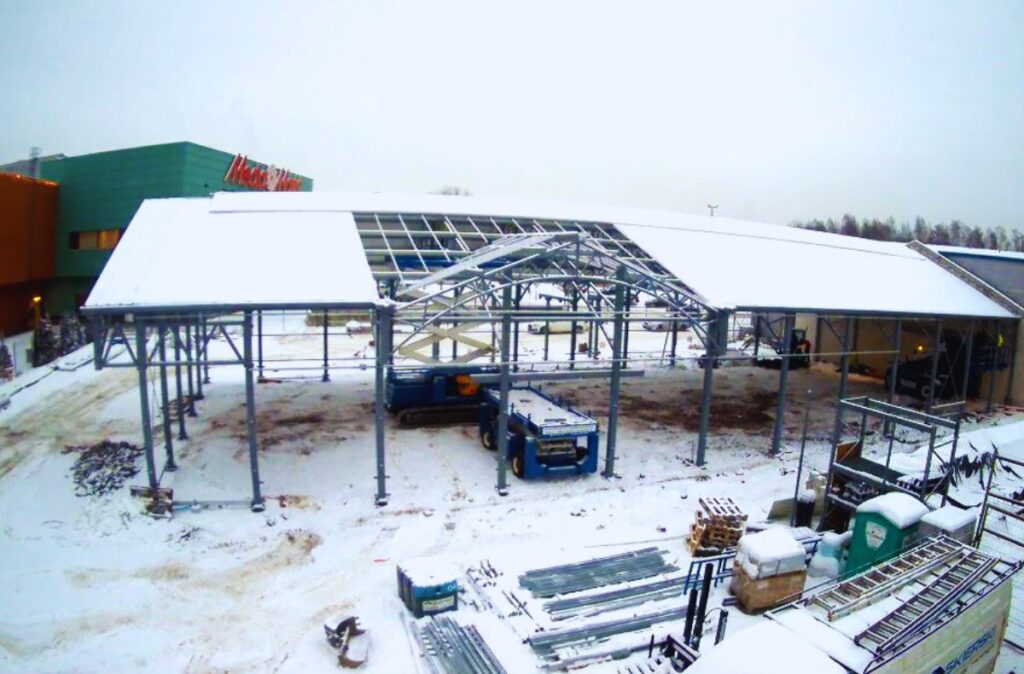 Budowa centrum ogrodniczego Mrówka Wałbrzych – montaż stalowej konstrukcji dachu hali.