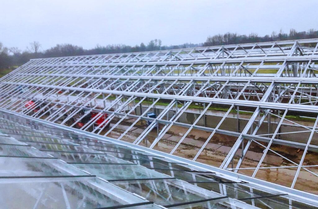 Konstrukcja stalowa szklarni szerokonawowej w trakcie realizacji obiektu Thiels Garden Center.