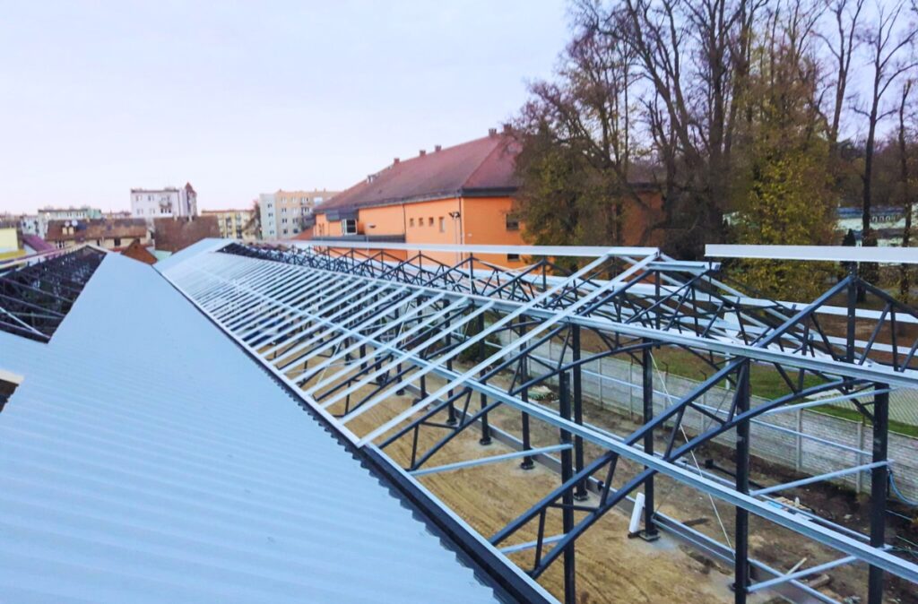 Budowa centrum ogrodniczego Mrówka Międzyrzecz – montaż dachu na konstrukcji stalowej hali.