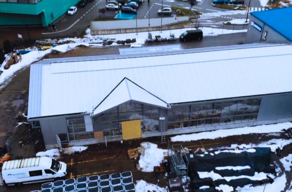 Centrum ogrodnicze Mrówka Wałbrzych – realizacja hali ogrodowej w trakcie prac wykończeniowych zimą.