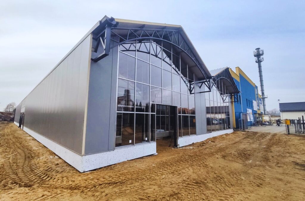 Centrum ogrodnicze Mrówka Międzyrzecz – nowoczesna hala ogrodowa z przeszkloną elewacją.