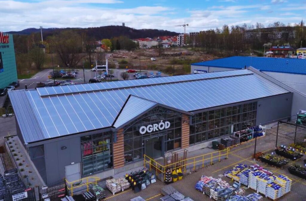 Centrum ogrodnicze Mrówka Wałbrzych – gotowa hala ogrodowa z przeszkloną elewacją i dachem dwuspadowym.