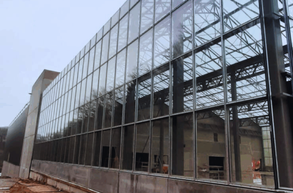 Gotowe centrum ogrodnicze Theux – widok zewnętrzny wolnostojącego obiektu.