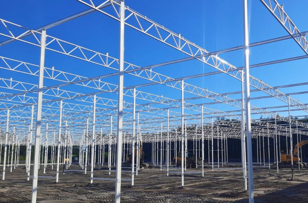 Montaż konstrukcji nośnej szklarni produkcyjnej.