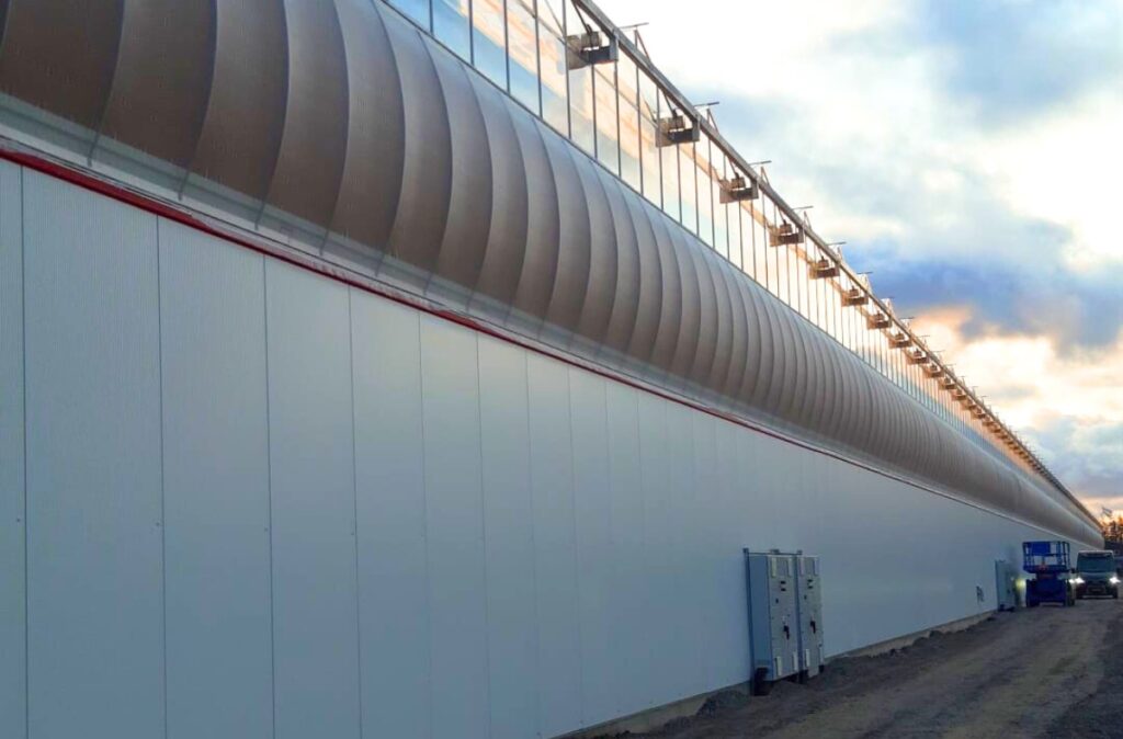 Zamknięta ściana szklarni z widocznym systemem Supplimer.