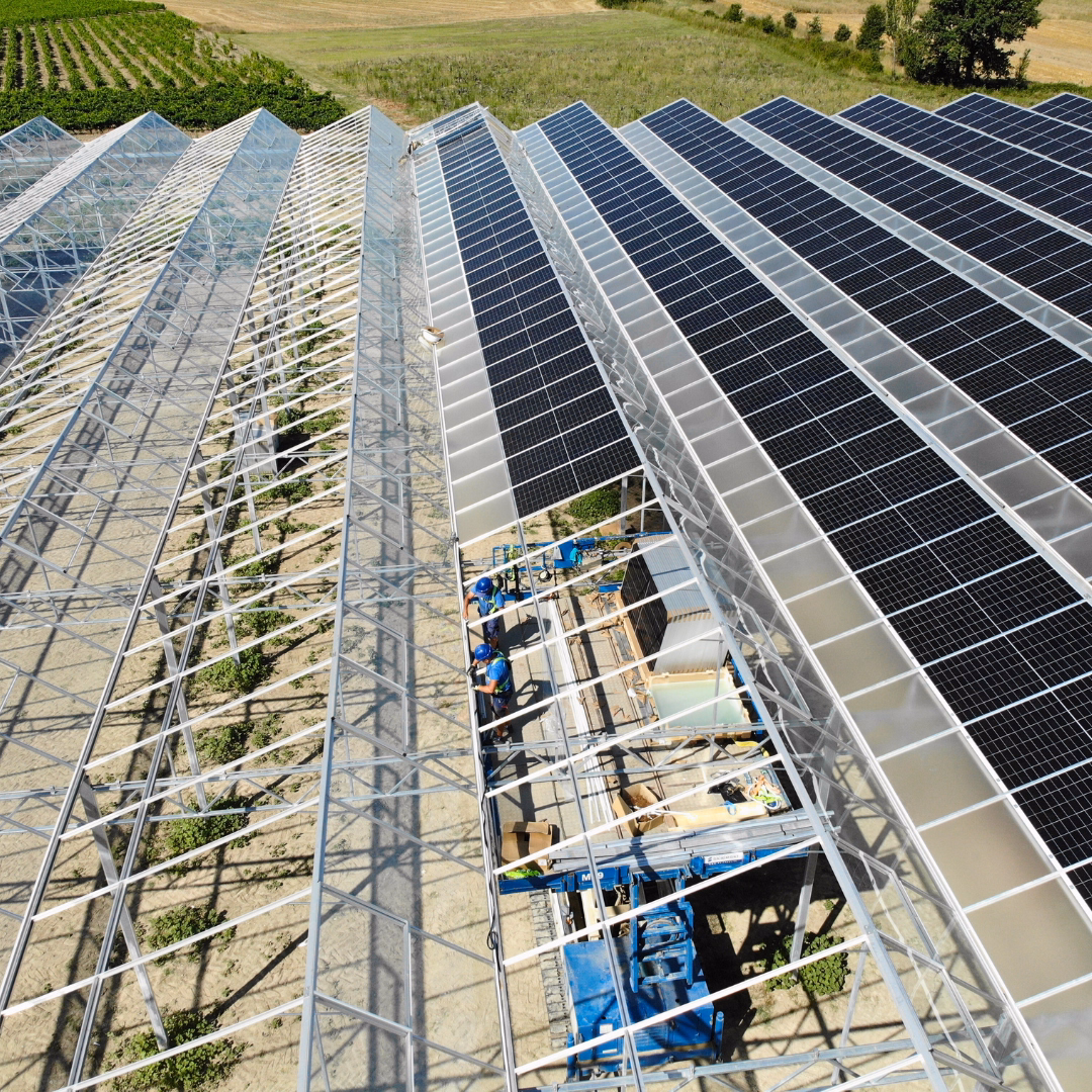 Montaż paneli fotowoltaicznych na szklarni hybrydowej, integracja PV z konstrukcją.