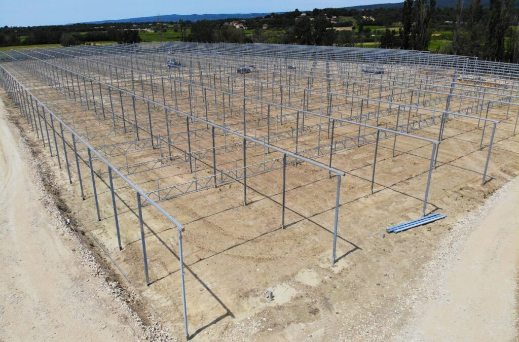 Montaż konstrukcji stalowej szklarni - układ nośny obiektu