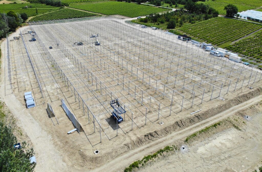 Konstrukcja nośna szklarni w zaawansowanym etapie montażu.