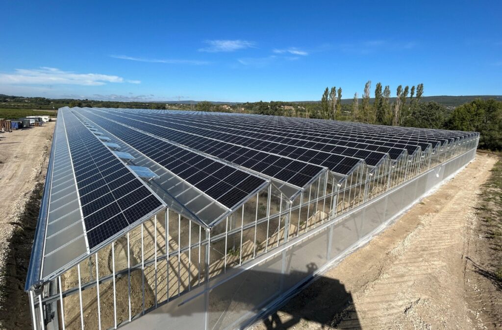 Zrealizowana szklarnia hybrydowa z panelami PV, widok gotowej konstrukcji