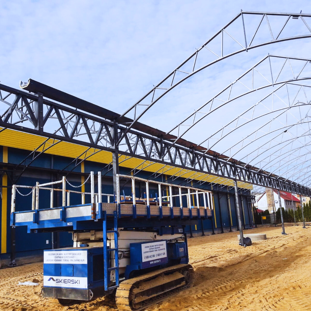 Budowa centrum ogrodniczego Mrówka Międzyrzecz – montaż konstrukcji hali w trakcie realizacji.